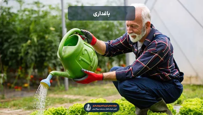تعریف باغداری با عکس یک باغدار در حال آبیاری